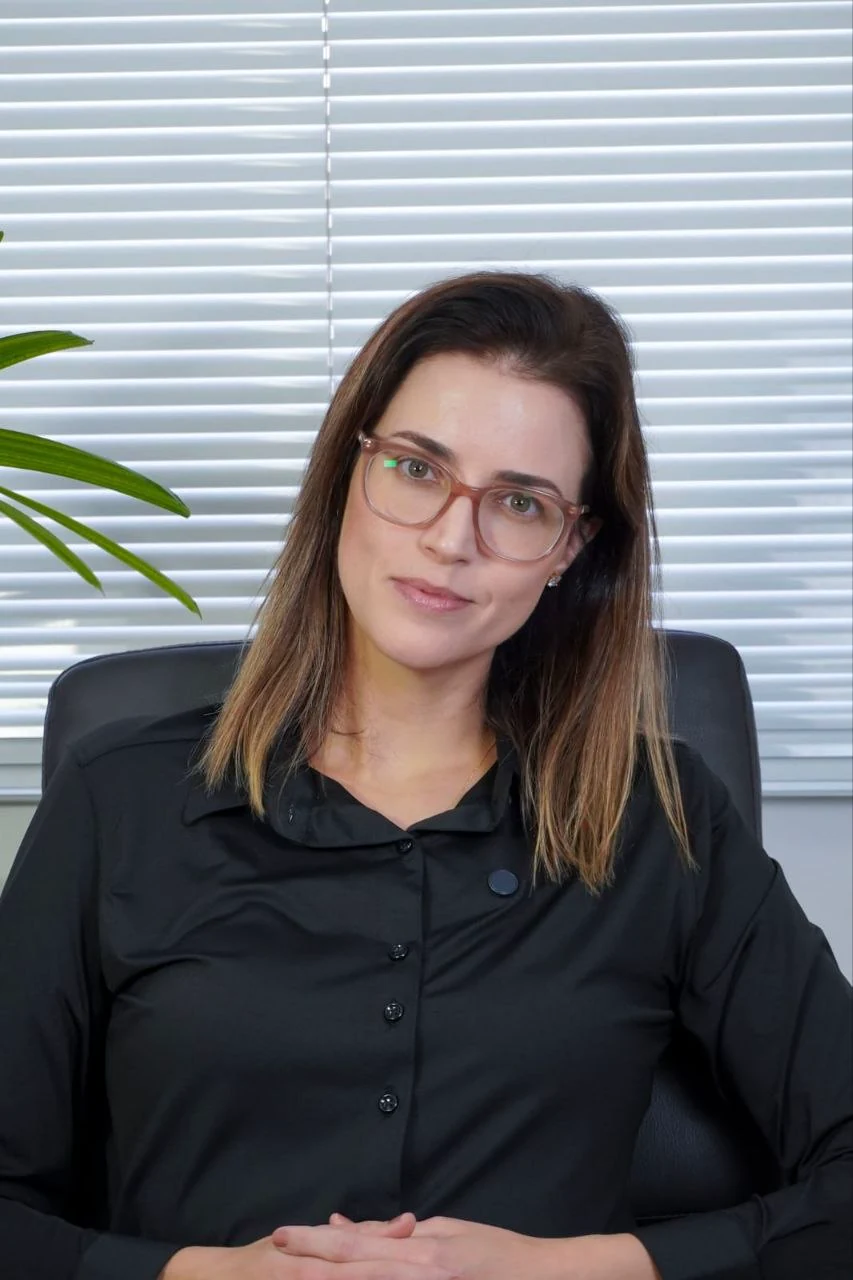 Dra. Andressa Sona em ambiente de consultório